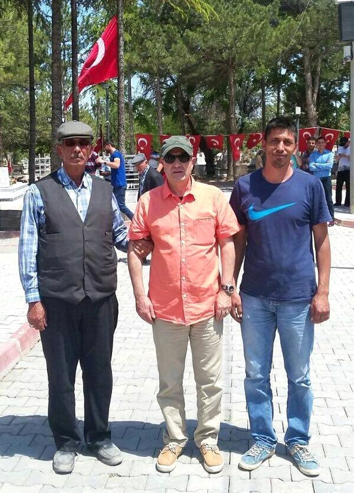 Korgeneral Aksakallı, El Bab\'a Gitmeden Önce Şehit Ömer Halisdemir\'in Kabrini Ziyaret Etti