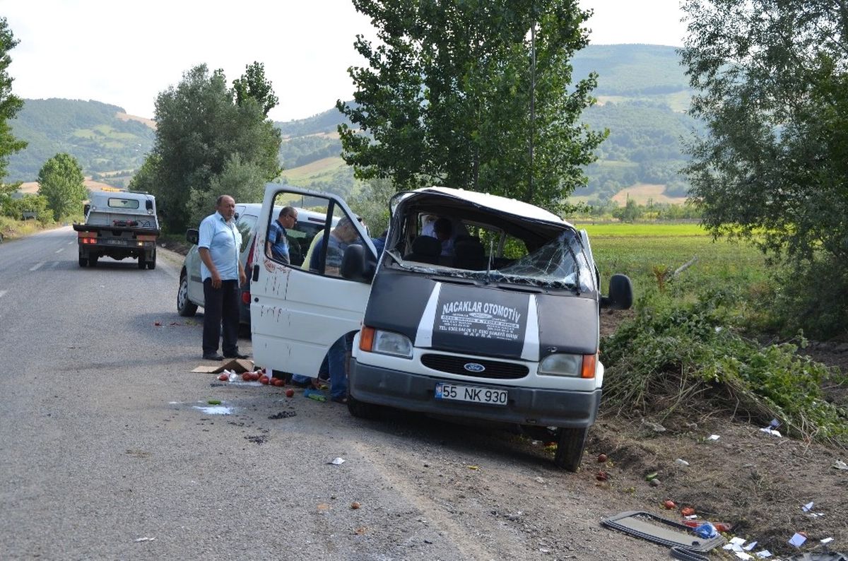 Lastiği Patlayan Minibüs Devrildi: 8 Yaralı