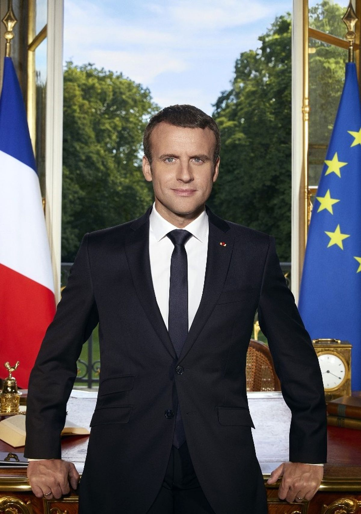 Macron Merakla Beklenen Resmi Portresini Paylaştı