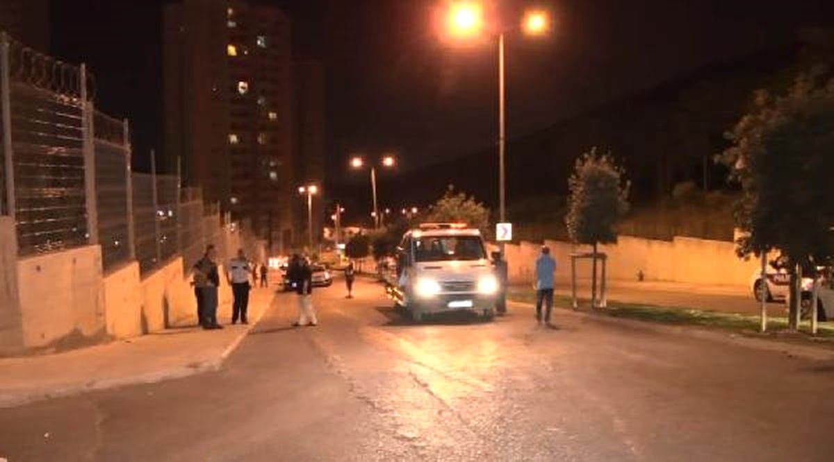 Maltepe\'de Park Halindeki Araçta Bıçaklanarak Öldürülmüş Bir Kişi Bulundu