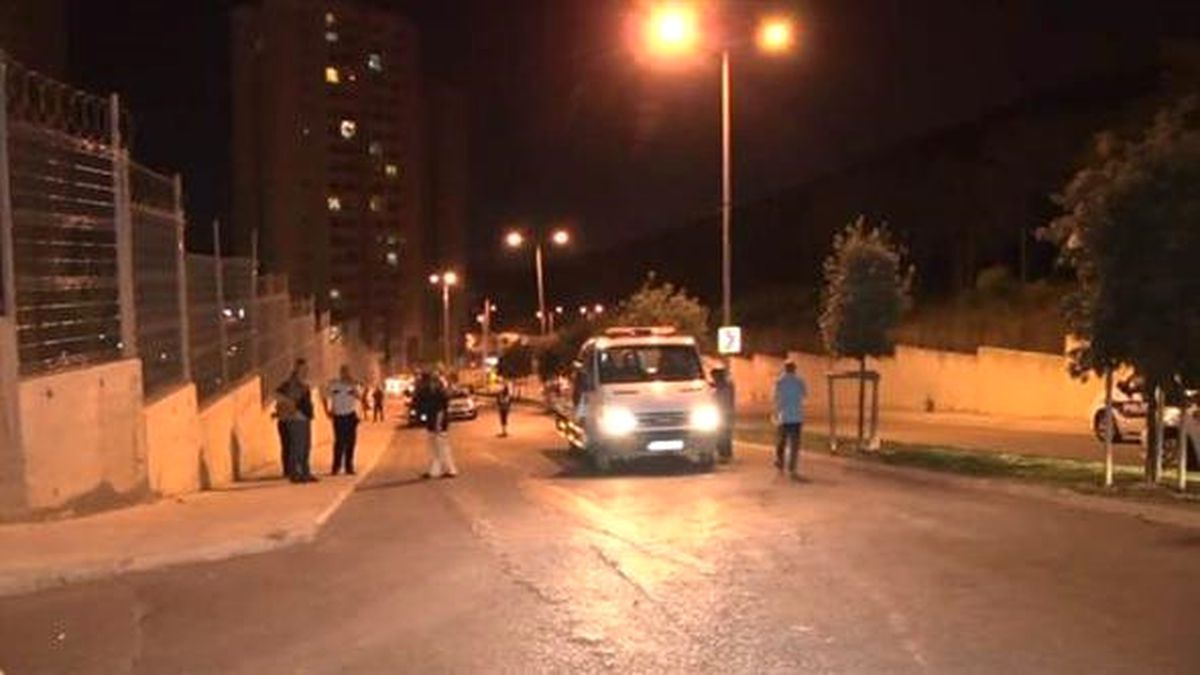 Maltepe\'de Park Halindeki Araçta Bıçaklanarak Öldürülmüş Bir Kişi Bulundu