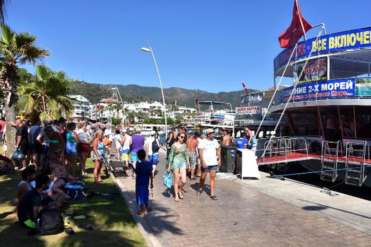 Marmaris Koylarını Marşlar Eşliğinde Geziyorlar