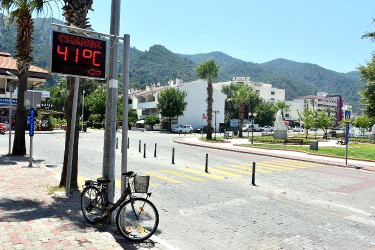 Marmaris\'te Tatilciler Soluğu Plajlarda Aldı