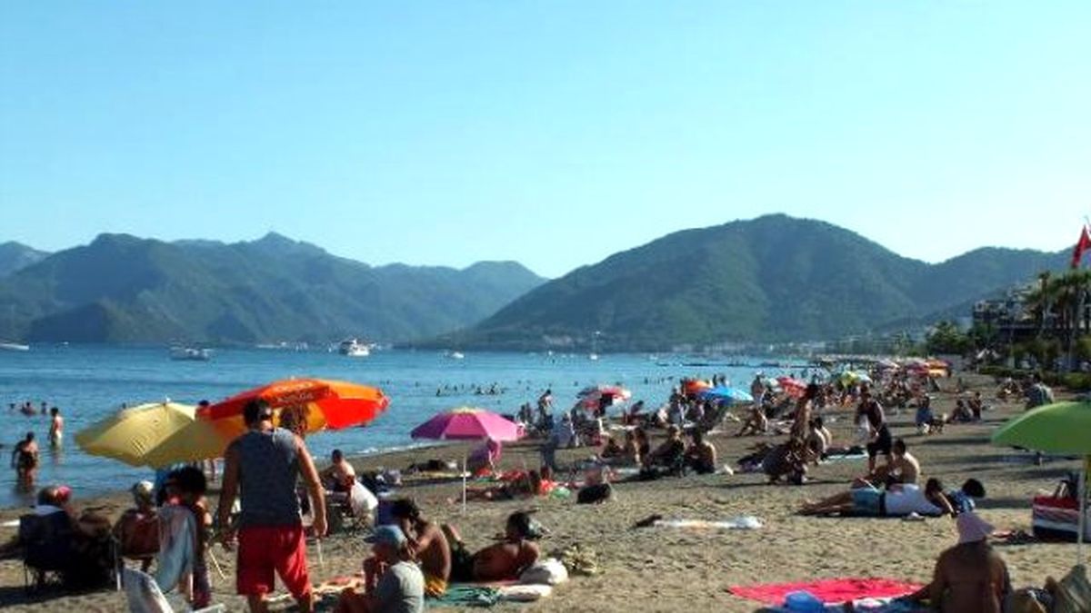 Marmaris\'te Tatilciler Soluğu Plajlarda Aldı
