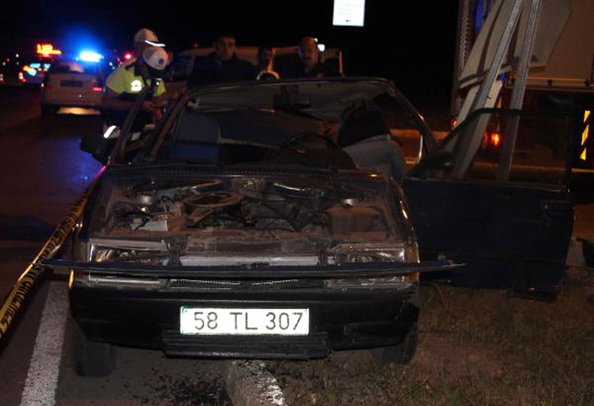 Minibüs ile Otomobil Çarpıştı: 1 Ölü, 7 Yaralı