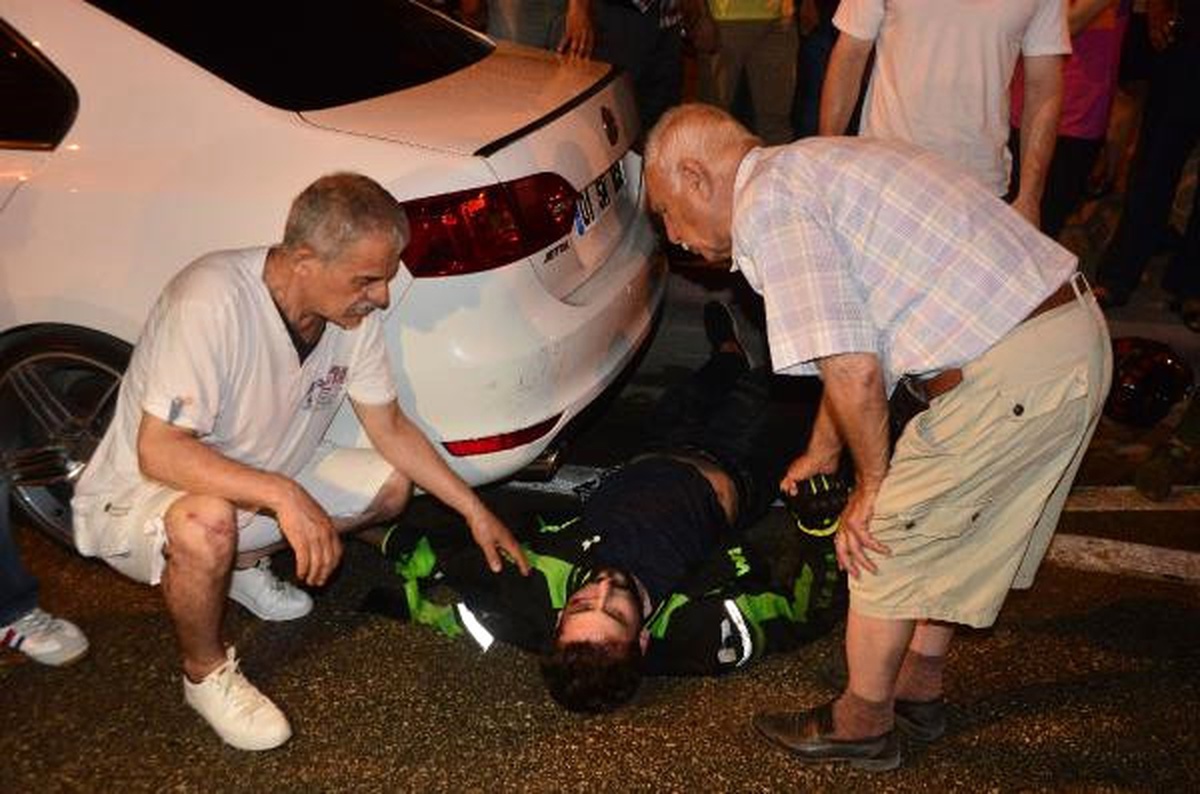 Motosiklet, Hafif Ticari Araca Çarptı: 1 Ölü, 1 Yaralı