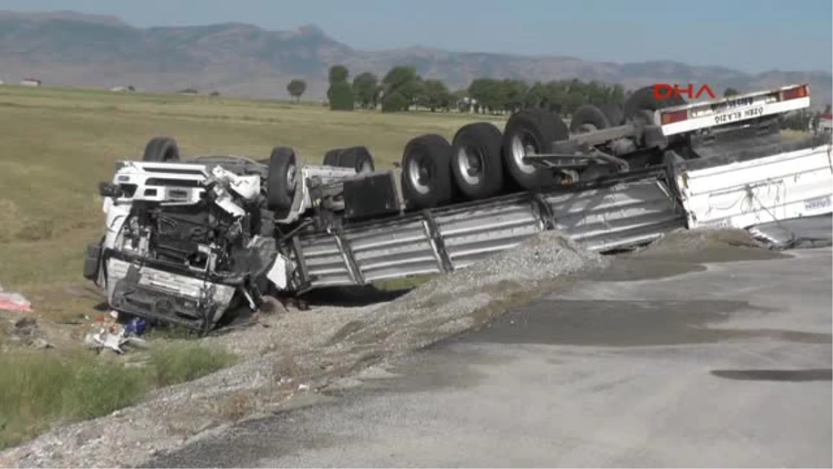 Muş Traktöre Çarpmamak Için Direksiyon Kıran Tır Şoförü Öldü