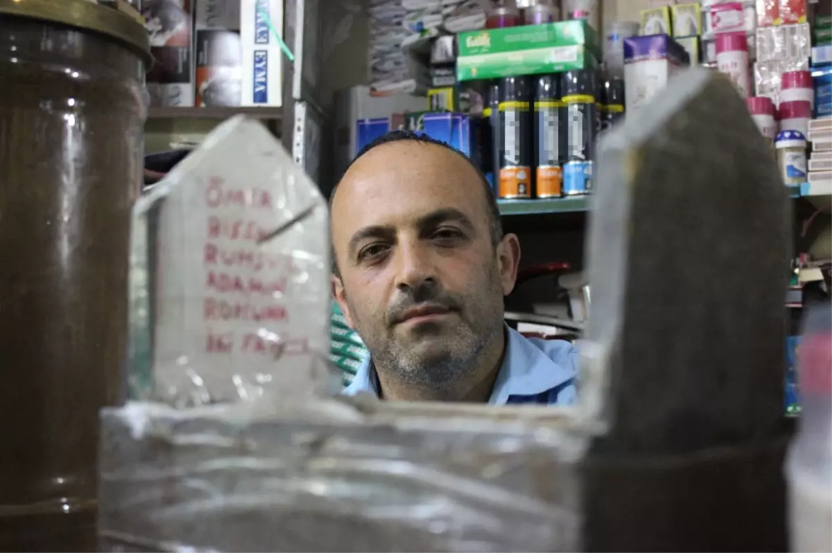 Ölümü Hatırlatmak Için Iş Yerinde Maket Mezar Sergiliyor