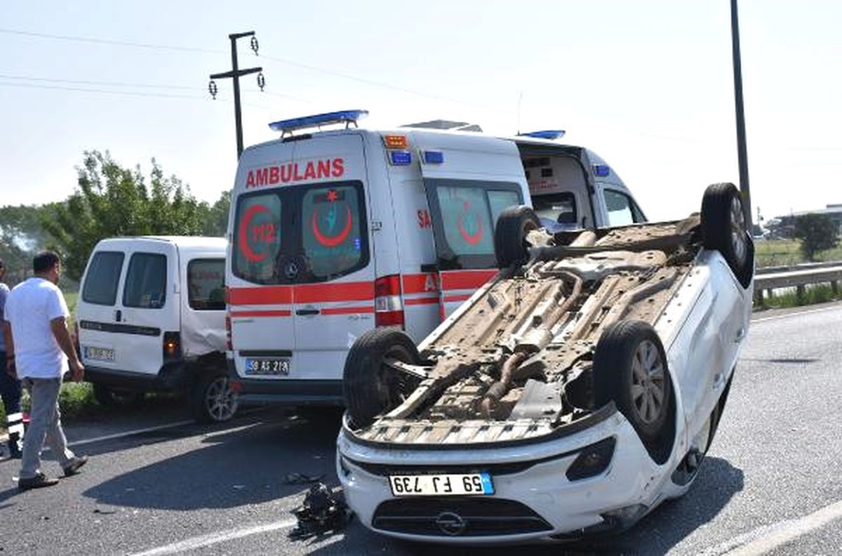 Otomobil, Arıza Yapan Hafif Ticari Araca Çarptı: 2 Yaralı