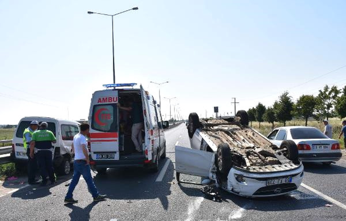 Otomobil, Arıza Yapan Hafif Ticari Araca Çarptı: 2 Yaralı