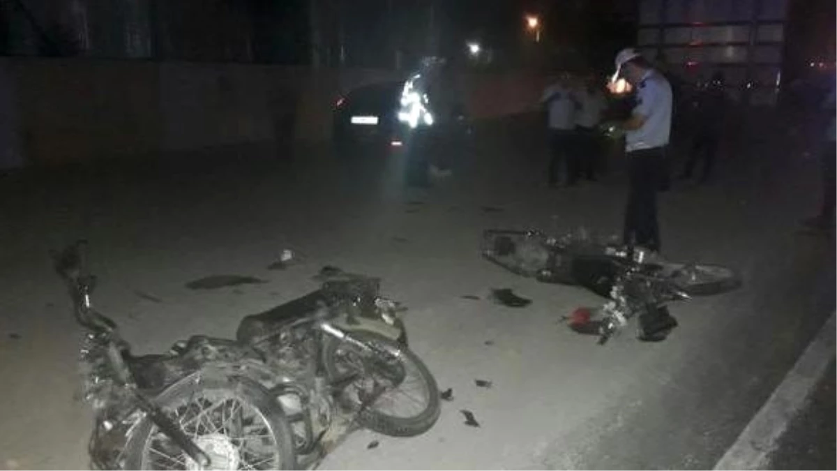 Otomobil, İki Motosiklete Çarptı: 2 Ölü, 1 Yaralı