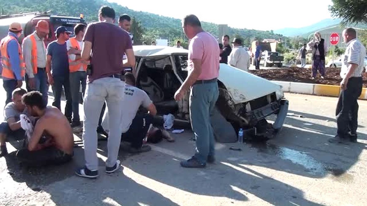 Otomobil Kamyonla Çarpıştı: 2 Yaralı