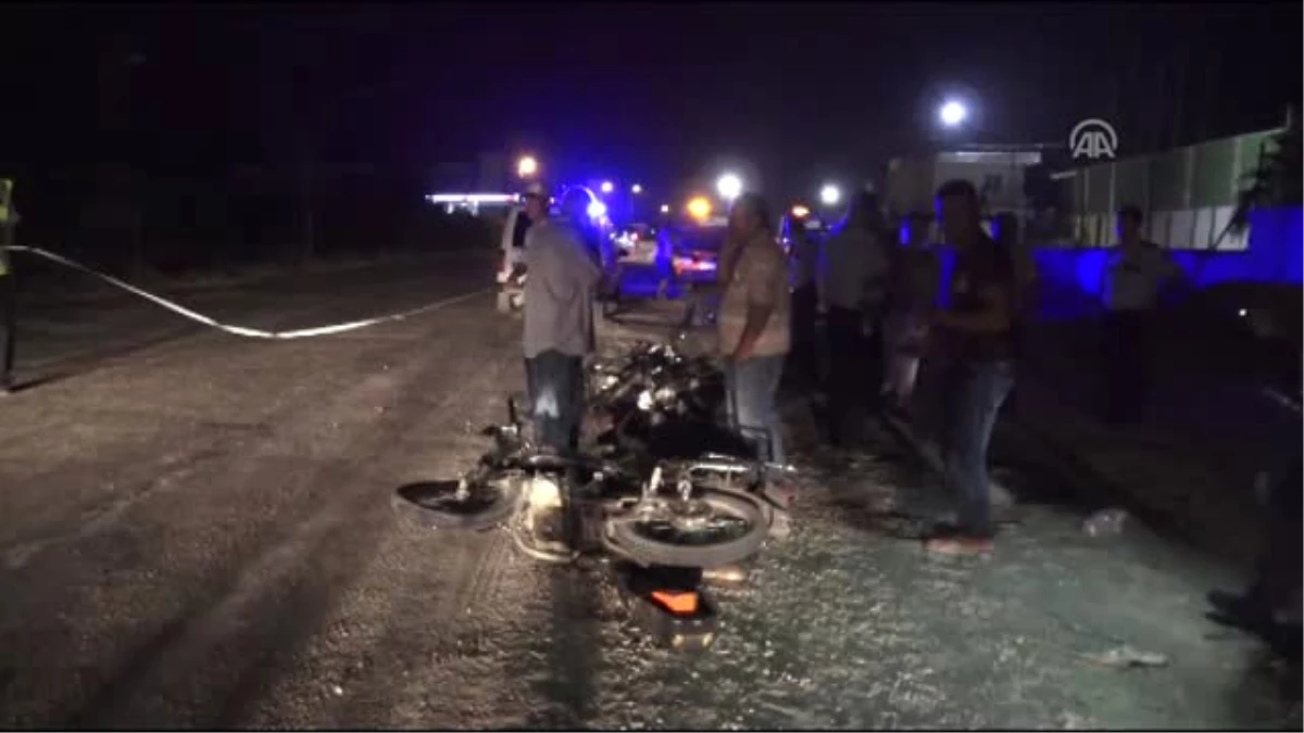 Otomobil Motosikletlere Çarptı: 2 Ölü, 1 Yaralı