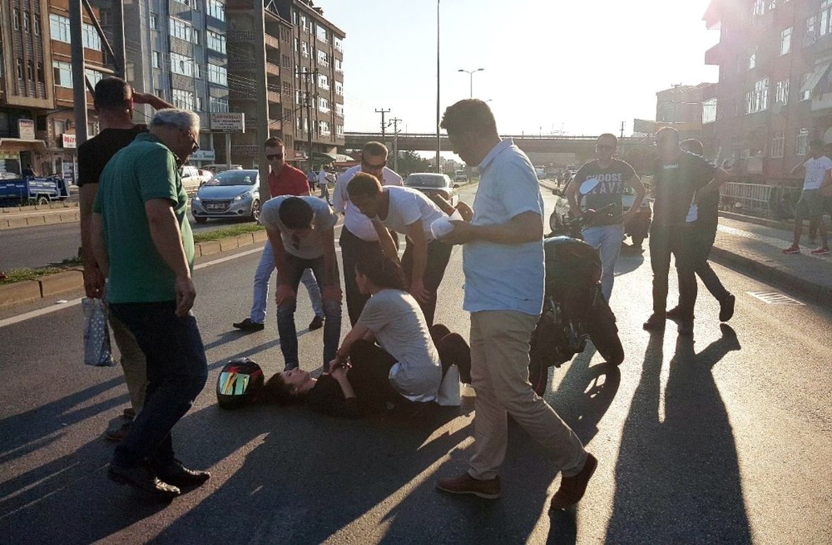 Otomobille Çarpışan Motosikletliyi Başındaki Kaskı Kurtardı