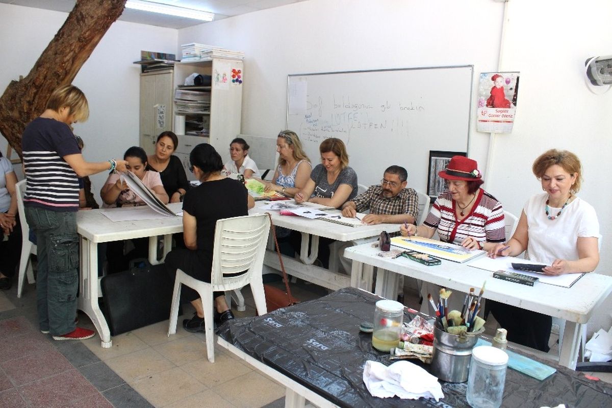 Kadın Kursiyerlerin Arasında Tek Erkek Sümbül Ağa