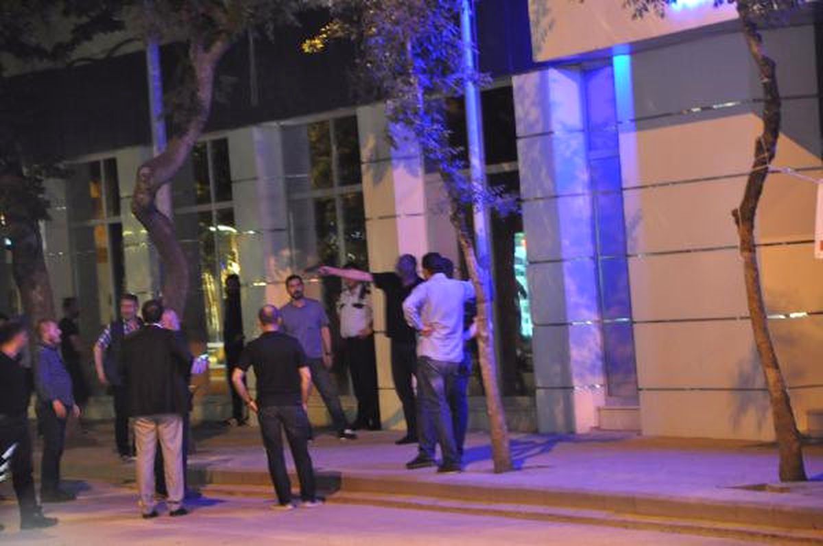 Parasını Alamayınca Tabancayla Havaya Ateş Etti