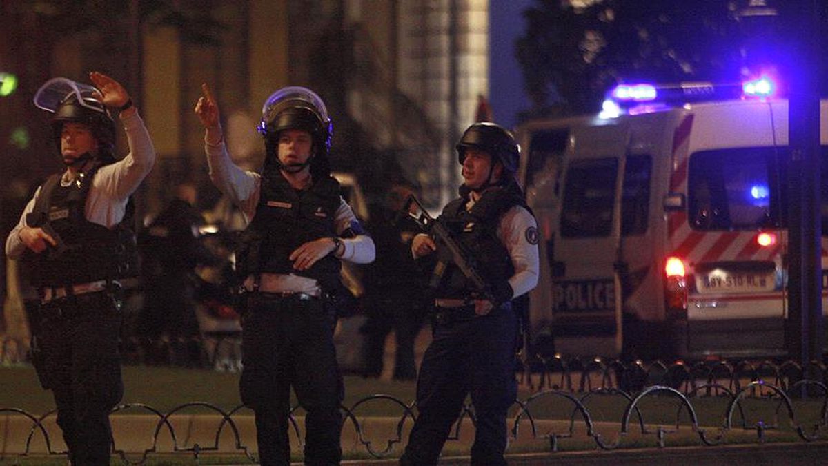 Paris\'te Aracını Cami Cemaatinin Üzerine Süren Kişi Gözaltına Alındı