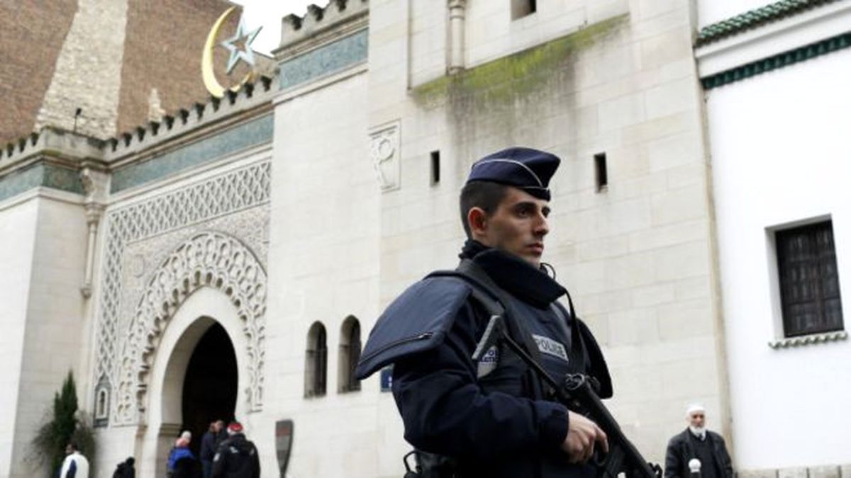 Paris\'te Cami Önündeki Kalabalığa Saldırı Girişimi