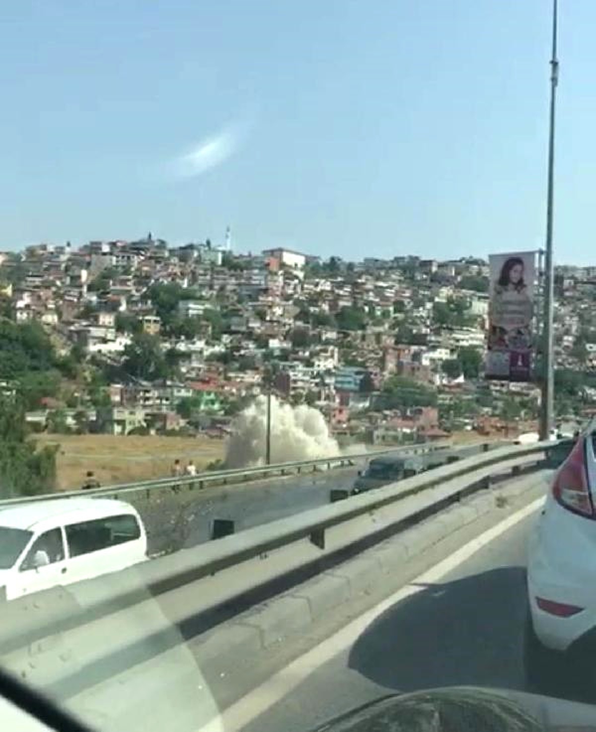 Patlayan Su Borusu Sürücülere Zor Anlar Yaşattı