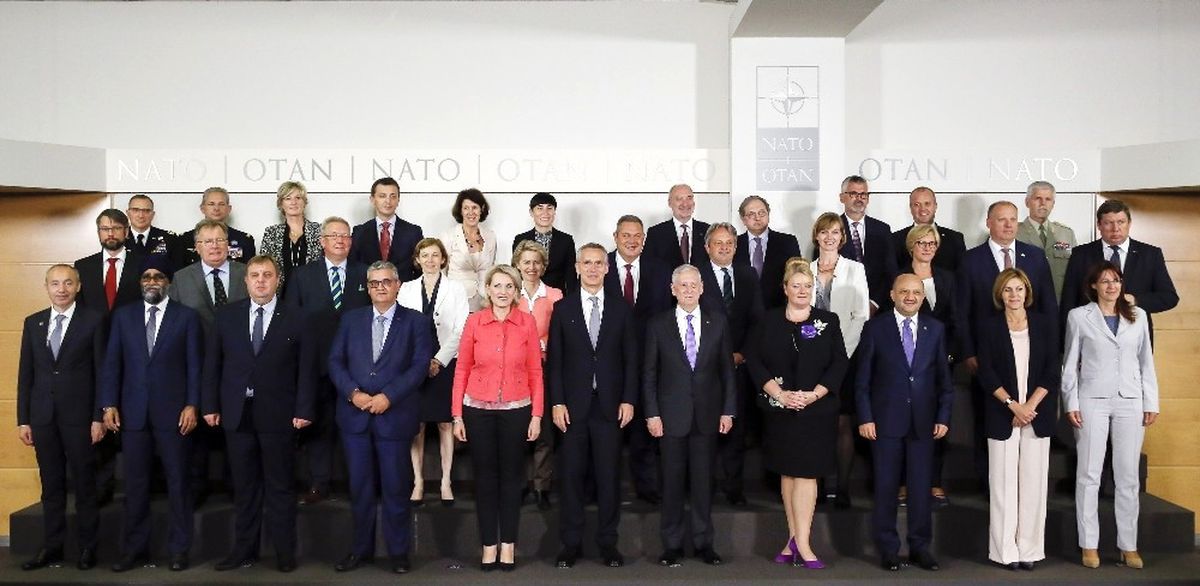 Savunma Bakanları NATO Zirvesinde Aile Fotoğrafı Çektirdi