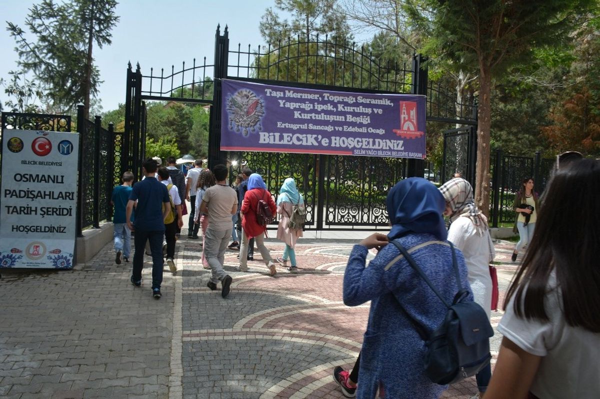 Şeyh Edebali Türbesi Bayramda da Ziyaretçi Akınına Uğradı