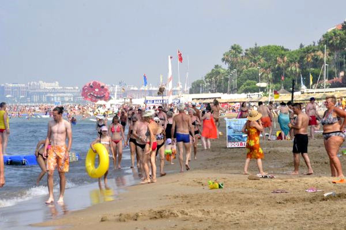 Sıcaktan Bunalan Turistler Denize Sabah Girdi