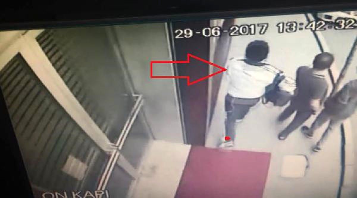 Şişli\'de Banka Soygunu; Soyguncu Kaçarken Kameralara Yakalandı