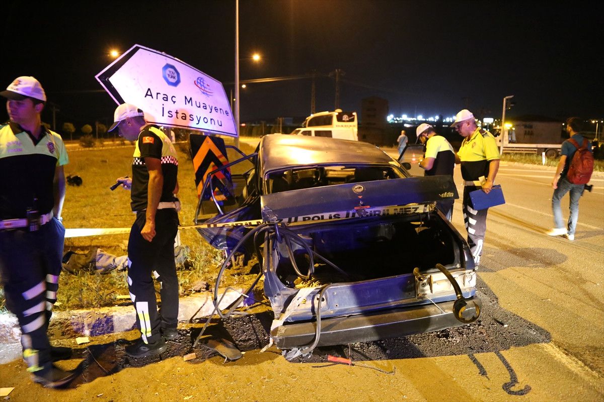 Sivas\'ta Otomobille Minibüs Çarpıştı: 1 Ölü, 7 Yaralı