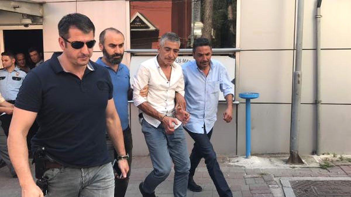 Tabancayla Boğazından Vurdu, Polise Teslim Oldu