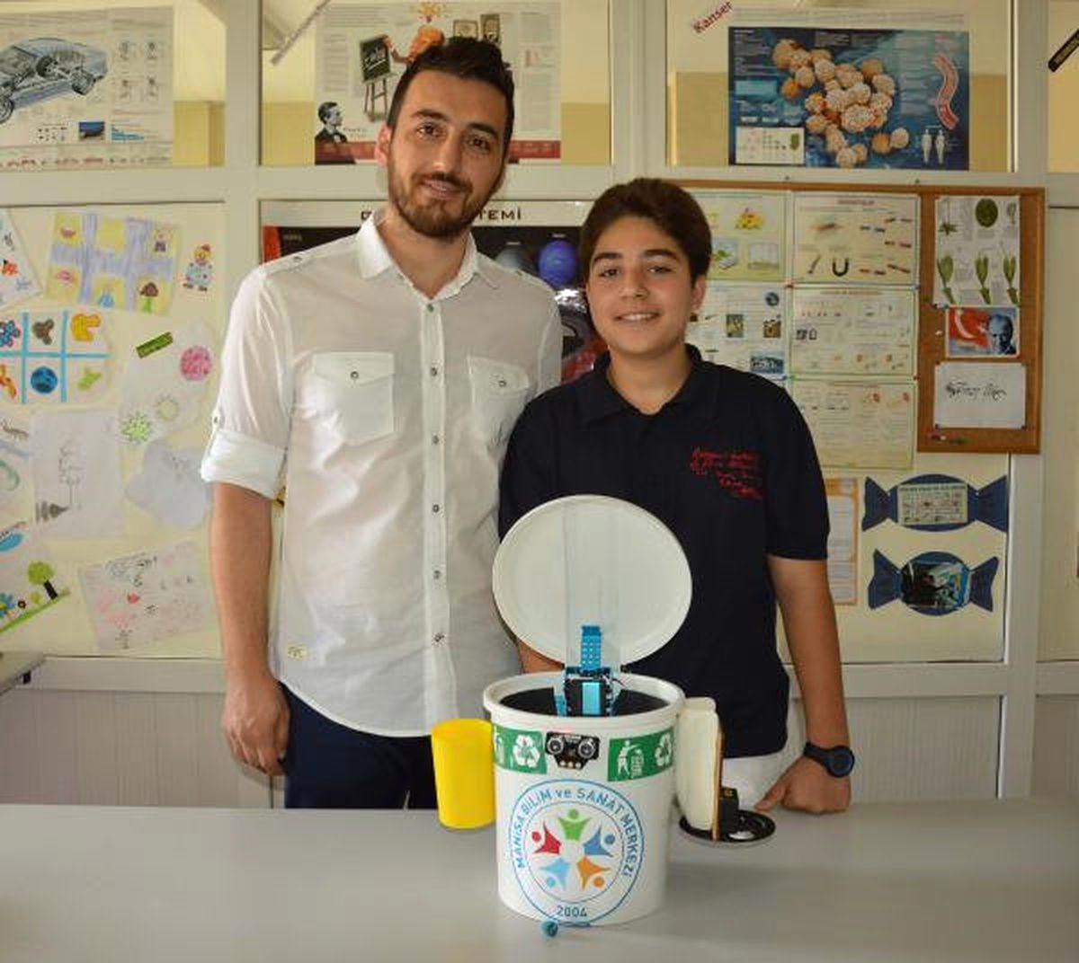 Temiz Bir Çevre İçin Şeker Veren Çöp Kutusu Tasarladı