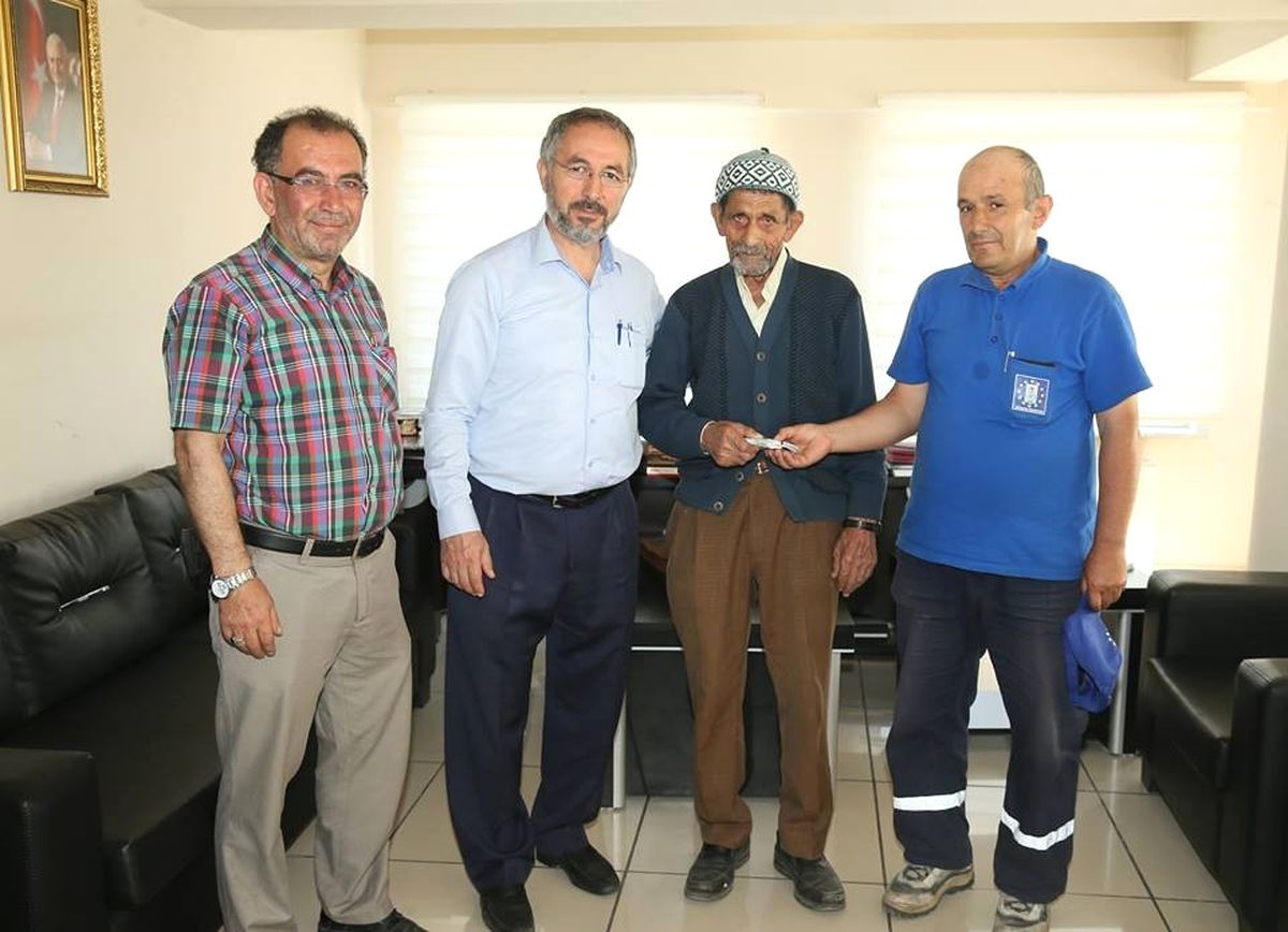 Temizlik İşçisi Yolda Bulduğu 5 Bin 900 TL\'yi Sahibine Teslim Etti