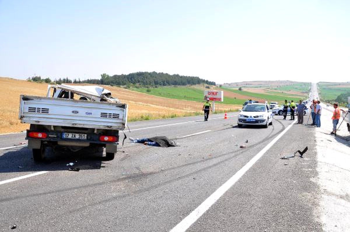 Tır\'a Arkadan Çarpan Kamyonette 1 Kişi Öldü