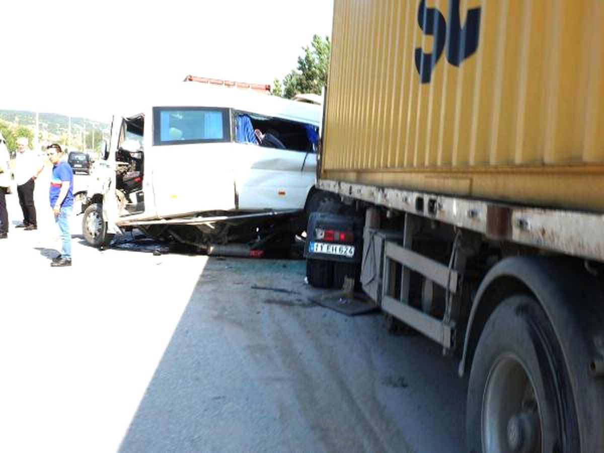 Tır\'ın Arkasında Park Eden Minibüse Arkadan Gelen Tır Çarptı: 6 Yaralı