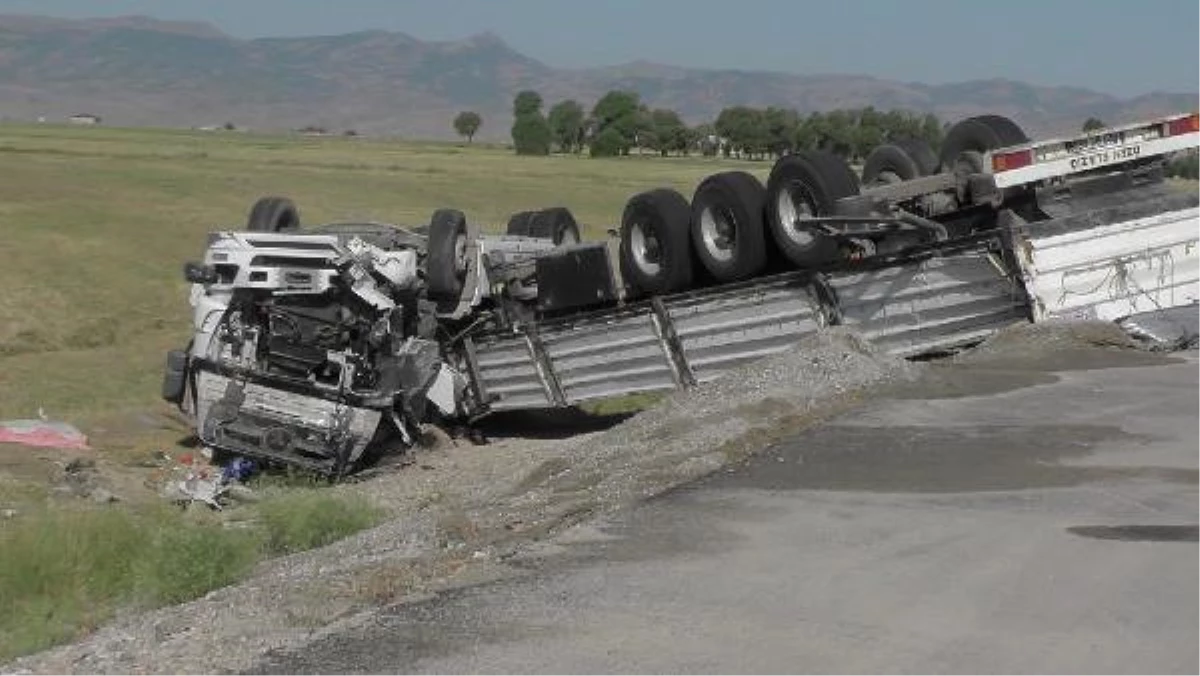 Traktöre Çarpmamak İçin Direksiyon Kıran Tır Şoförü Öldü