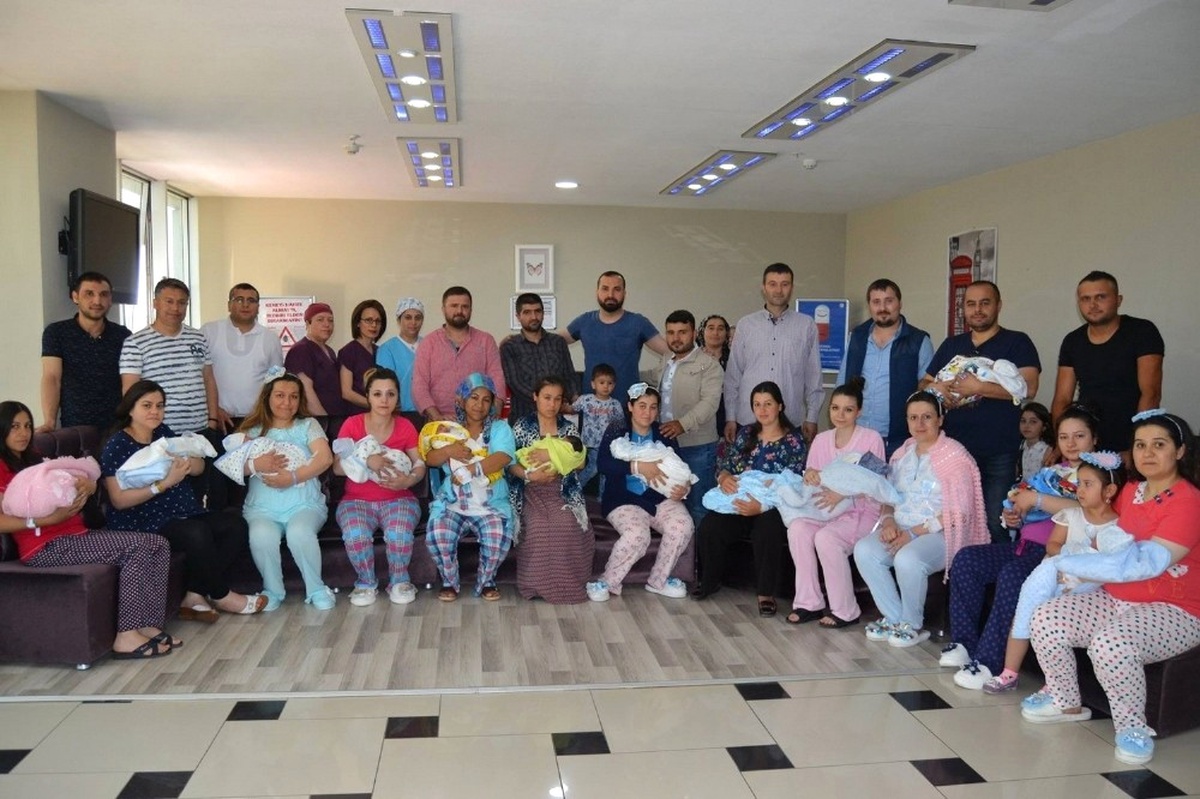 Uşak\'ta Kadir Gecesi Dünyaya Gelen 15 Bebek Hatıra Fotoğrafı Çekildi