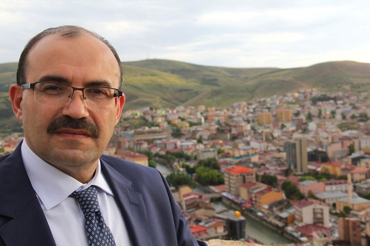 Vali Ustaoğlu\'ndan Şiirli Veda
