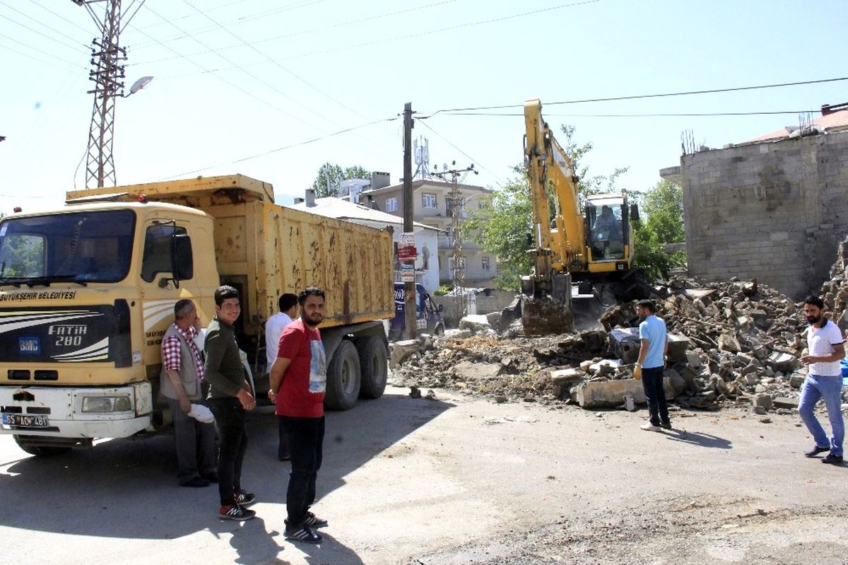 Van\'da Riskli Metruk Binalar Yıkılıyor