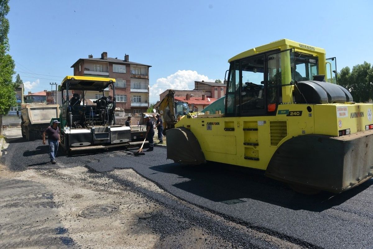 Yakutiye\'den Yukarı Sanayi Mahallesi\'ne 6 Bin Ton Asfalt