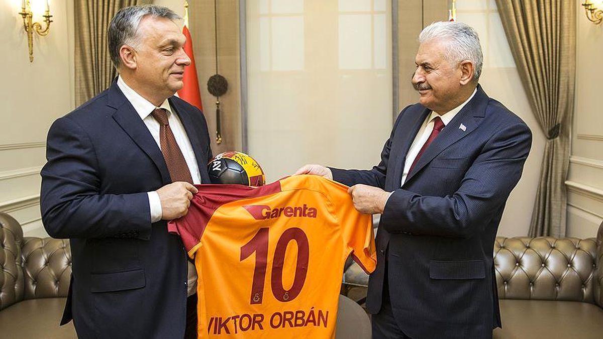 Yıldırım\'dan Macaristan Başbakanı\'na Forma Sürprizi
