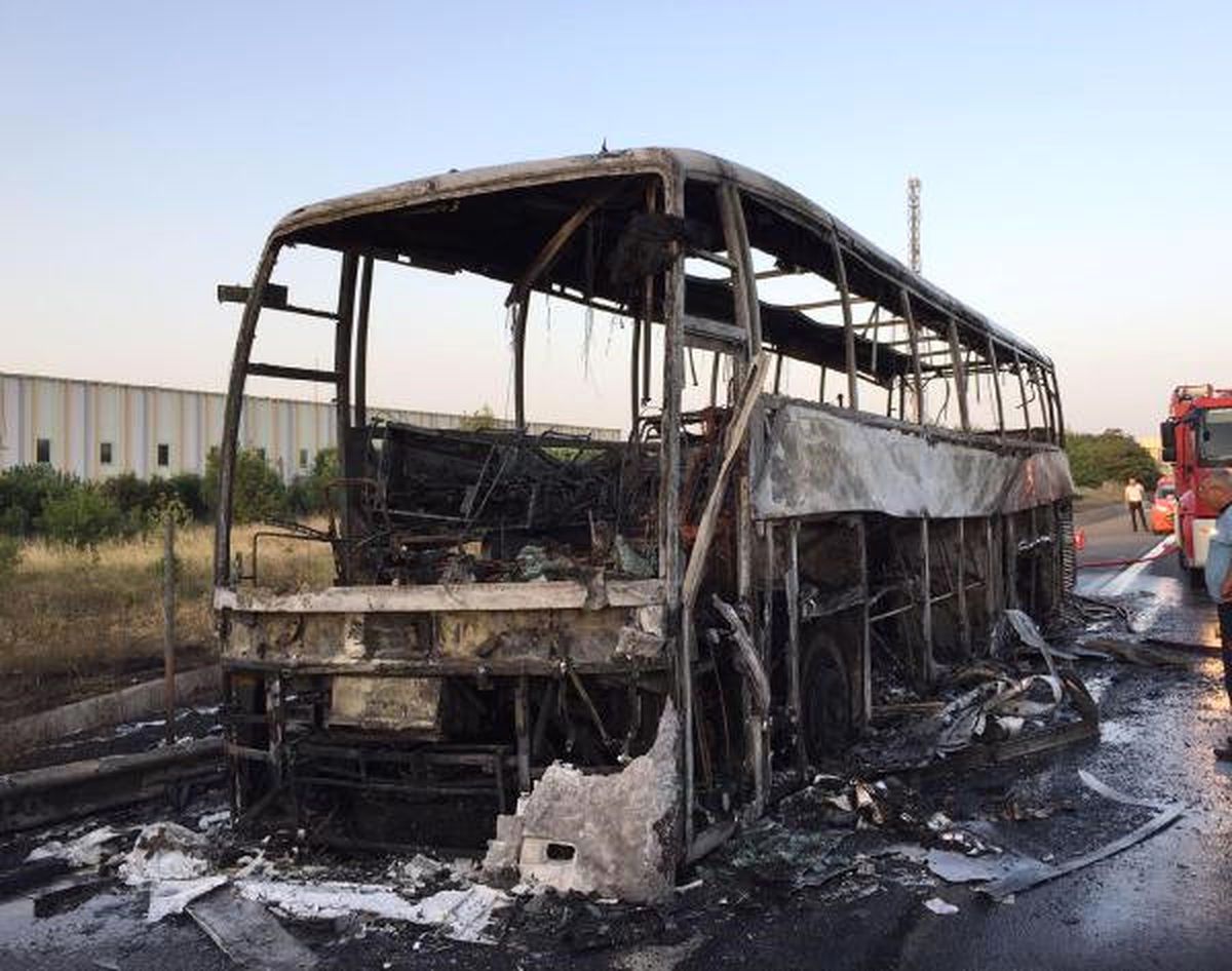 Yolcu Otobüsü Tem\'de Alev Alev Yandı