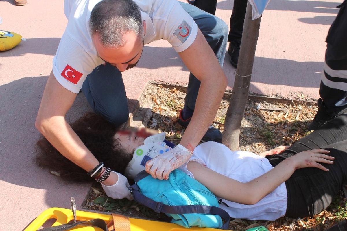 Yoldan Karşıya Geçen İki Kıza Otomobil Çarptı