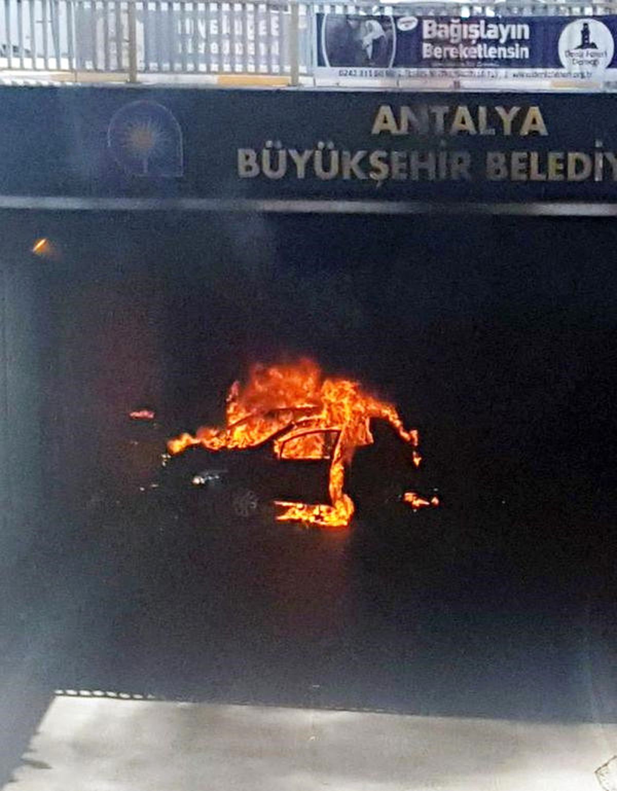 Altgeçidin Duvarına Çarpan Otomobil Yandı