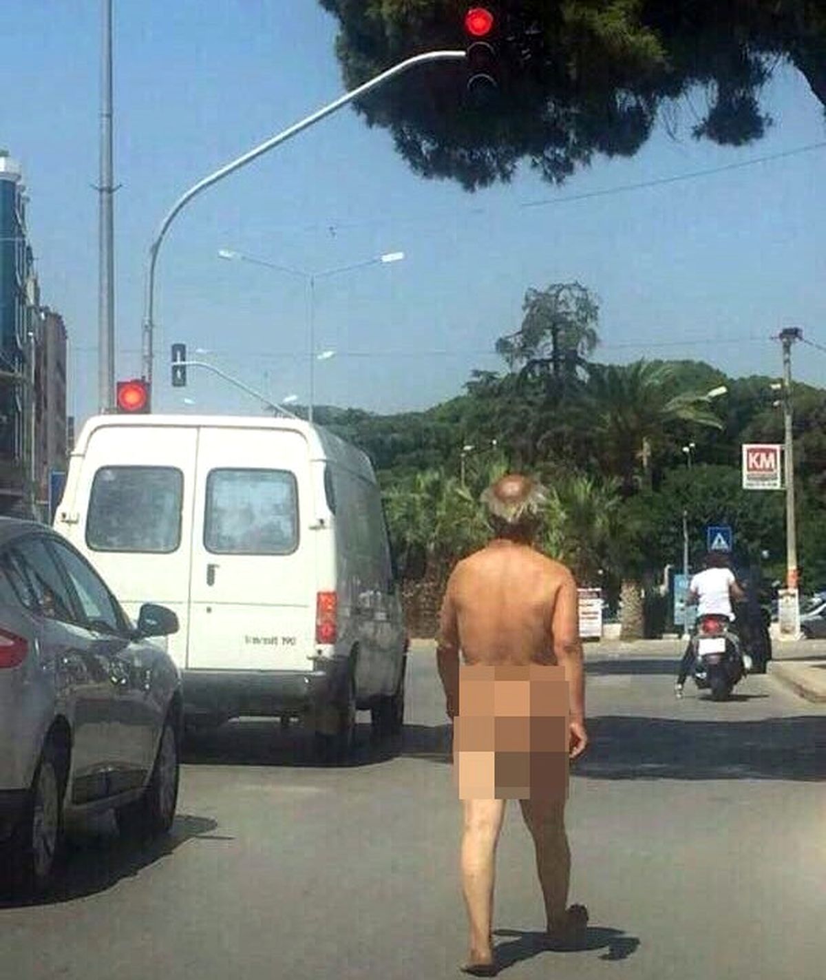 Aşırı Sıcak Delirtti, Çırılçıplak Soyundu