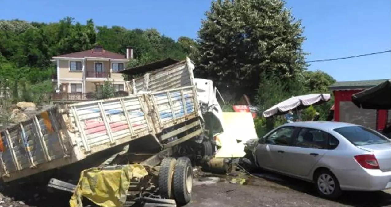 Beykoz\'da Direksiyon Hakimiyetini Kaybeden Hafriyat Kamyonu Bir Araca Çarptı