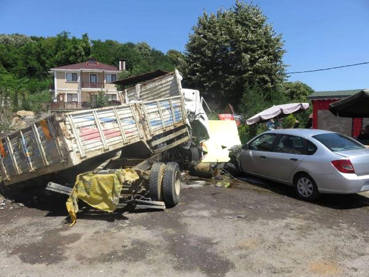 Beykoz\'da Moloz Yüklü Kamyon Kaza Yaptı : 1 Yaralı