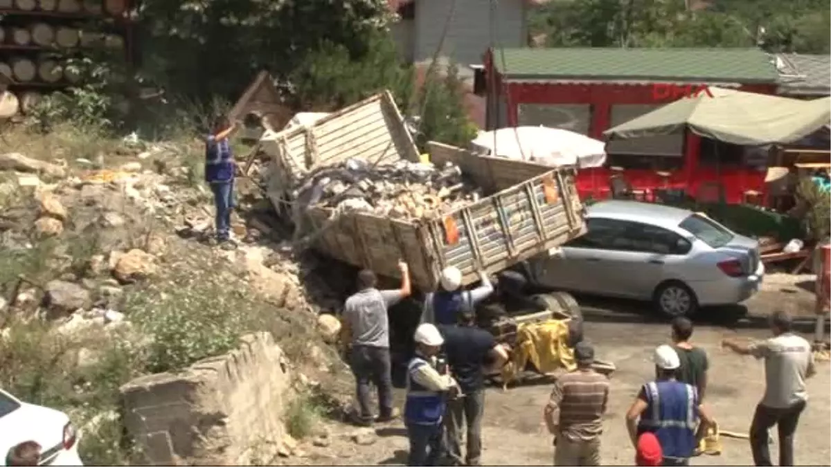 Beykoz\'da Moloz Yüklü Kamyon Kaza Yaptı : 1 Yaralı