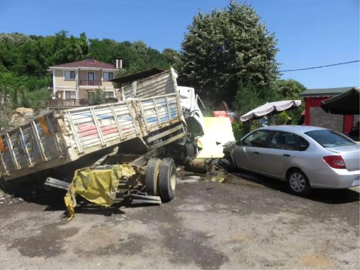 Beykoz\'da Moloz Yüklü Kamyon Kaza Yaptı : 1 Yaralı (2)