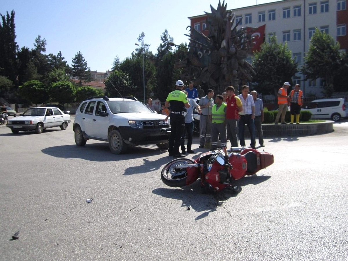 Bilecik\'te Motosiklet ile Otomobil Çarpıştı,motosiklet Sürücüsü Yaralandı