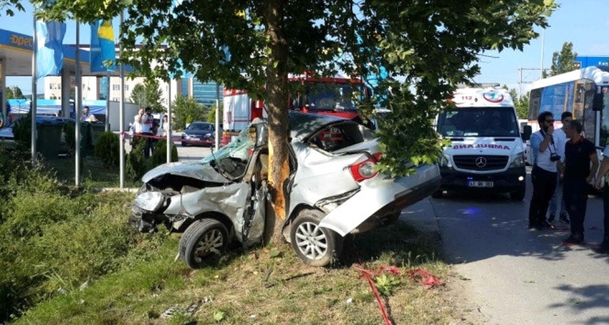Bursa\'da Otomobil Ağaçlara Çarptı: 1 Ölü, 1 Yaralı