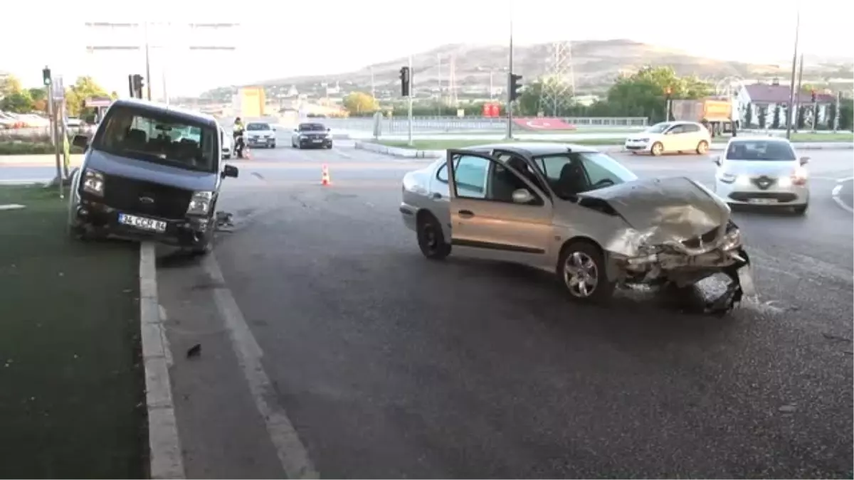 Elazığ\'da Trafik Kazaları: 1 Ölü, 9 Yaralı